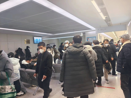 疫情冲击下的医院所有科室都要收呼吸科的病人排长队做ct求安心